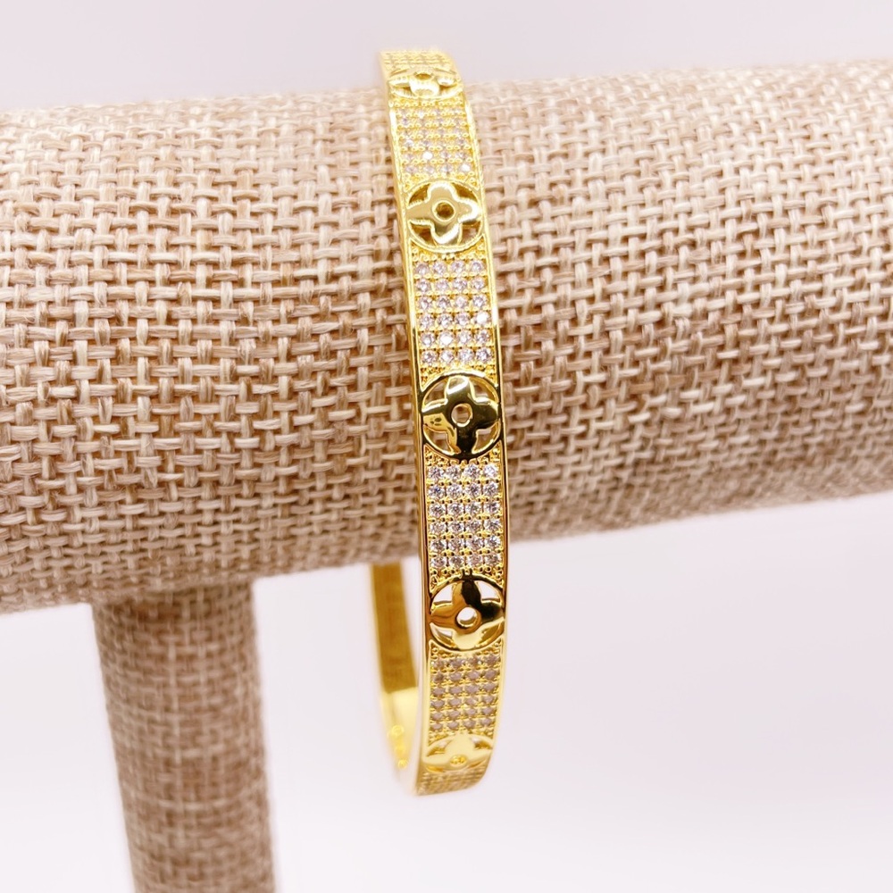 Elegant Gold Bracelet with Crystal Accents